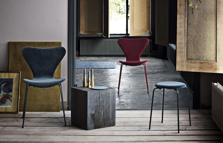 Editées par Fritz Hansen, les « Serie 7 » d’Arne Jacobsen s’habillent désormais de velours.