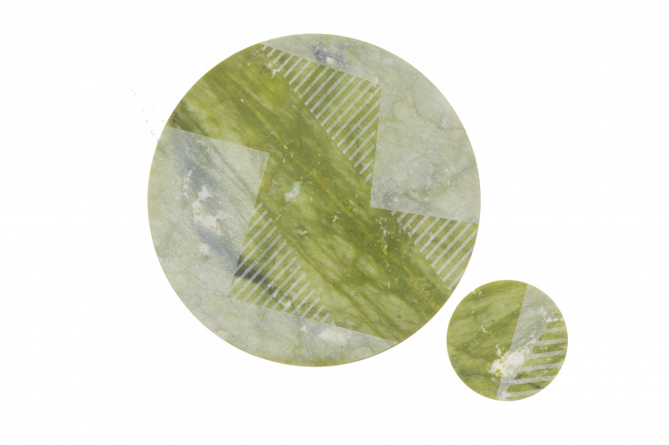 Installé à Milan, le duo sino-thaïlandais Bold Design revisite le jade à travers des formes et des motifs contemporains.