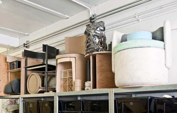 Sur une étagère, le designer conserve ses prototypes à portée de main.