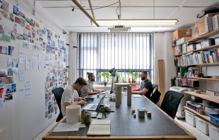 Devant le moodboard composé d’images de mode, sculpture, architecture ou design, le designer et son équipe travaillent sur un nouveau prototype.