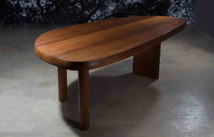 Table dite « Forme libre » de Charlotte Perriand (1958). Piétement et plateau en acajou massif. Estimation : 60 000 € –  80 000 €.