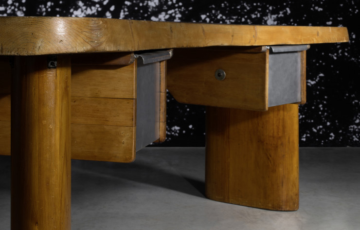Charlotte Perriand & Pierre Jeanneret, important bureau dit « En forme » (1943-44). Structure en pin massif sculpté, bloc tiroir en aluminium et pin. Estimation : 300 000 € – 400 000 €.