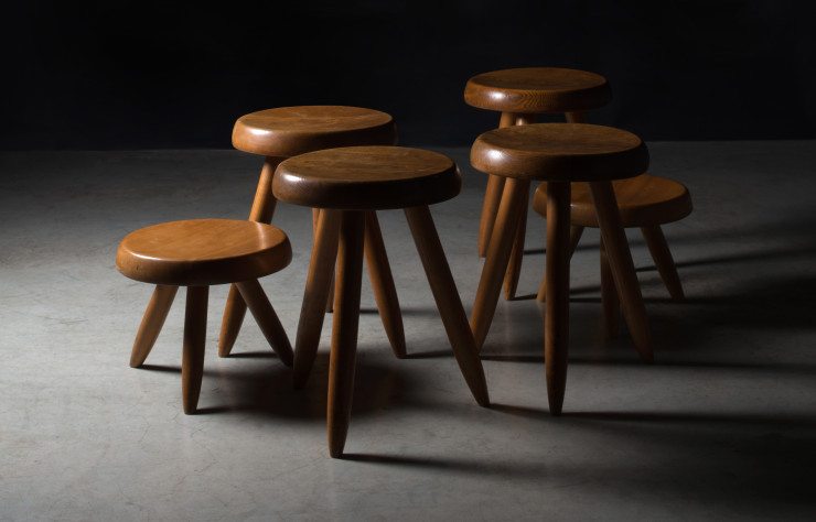 Six tabourets dits « Berger » dont quatre hauts et deux bas (1958). Piétement et assise en bois massif, édition Steph Simon. Estimation : 12 000 € – 15 000€.