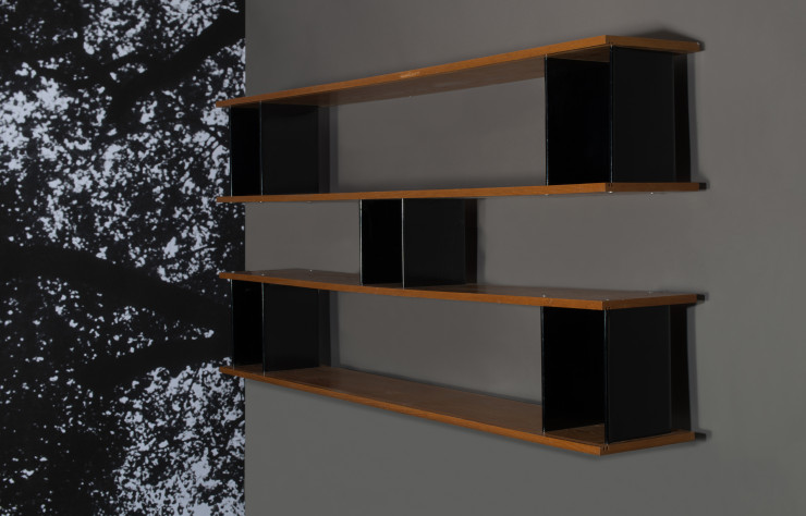 Bibliothèque suspendue dite « Nuage » de Charlotte Perriand (circa 1965). Caissons type Tunisie en métal laqué noir, étagères en bois et plaquage de bois. Edition Steph Simon. Estimation : 40 000 € – 60 000 €.