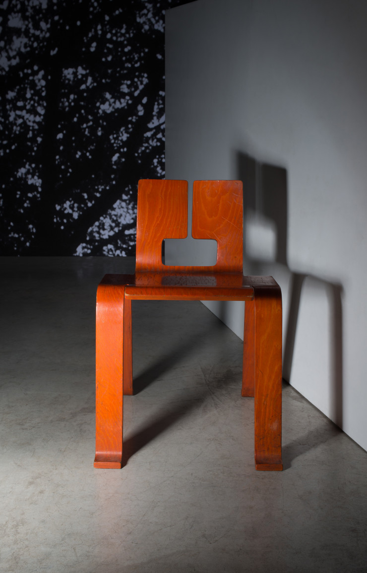 Chaise « Ombre » de Charlotte Perriand (1955, Tendo Mokko). Dessinée pour l’exposition « Synthèse des arts », cette version dans un rouge particulier, baptisé Shuiro en japonais, correspond à une couleur impériale, que l’on trouve notamment sur les torii (portails) des temples. Estimation : 10 000 € – 20 000 €.
