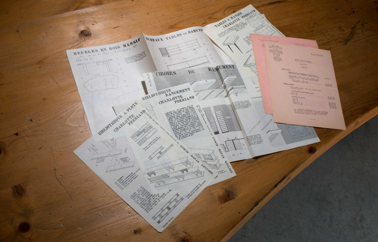 Charlotte Perriand, cinq prospectus et deux tarifs de la Galerie Steph Simon (1956/1963). Impression sur papier « bible ». Estimation : 2 000 € – 3 000 €…