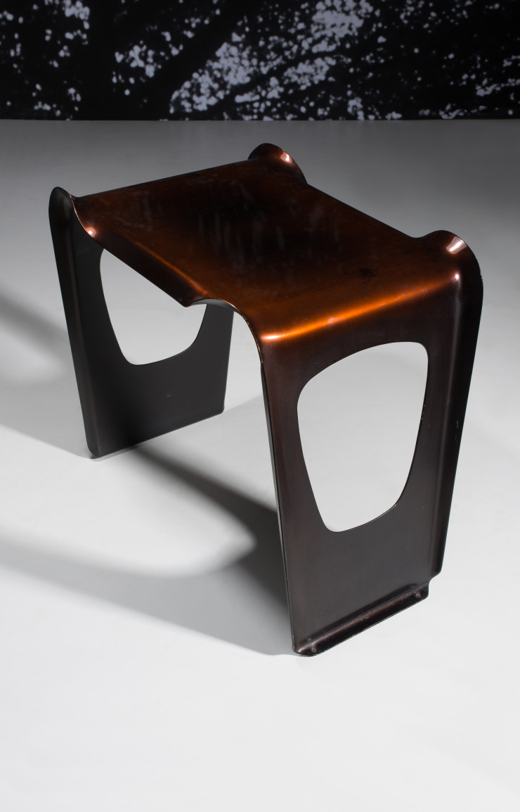 Guéridon empilable dit « Table Air France » (1953). Feuille d’aluminium anodisé pliée. Réalisation Ateliers Jean Prouvé en seulement neuf exemplaires. Estimation : 100 000 € – 150 000 €.