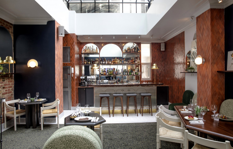 L’Hôtel Henrietta sait se faire désirer… Notamment grâce à sa décoration, confiée à Dorothée Meilichzon, l’architecte attitrée du trio infernal, créateur de lieux trendy hautement inspirants.