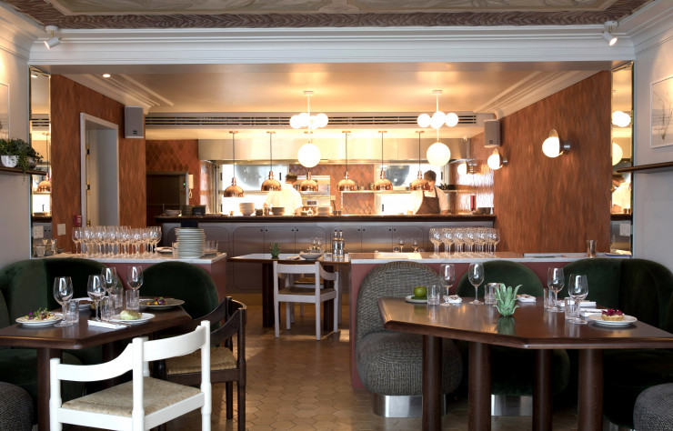 À Covent Garden, à Londres, le restaurant de l’hôtel Henrietta s’impose en espace hybride, à la fois très ancré dans le quartier et aussi représentatif du goût que portent ses promoteurs de l’Experimental Group à la gastronomie, le vin et les cocktails.