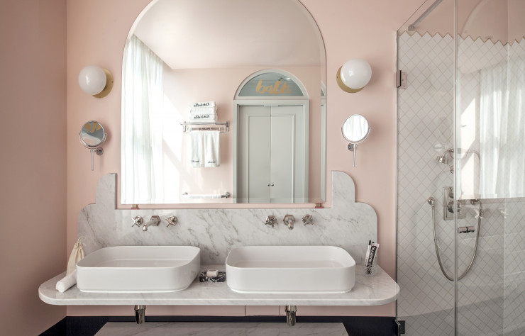 Dans les salles de bains le marbre s’associe au granit.