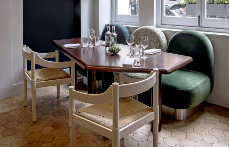 En blanc, les fauteuils « Carimate »de Vico Magistretti répondent à ceux de Dorothée Meilichzon, inspirés par Pierre Paulin.