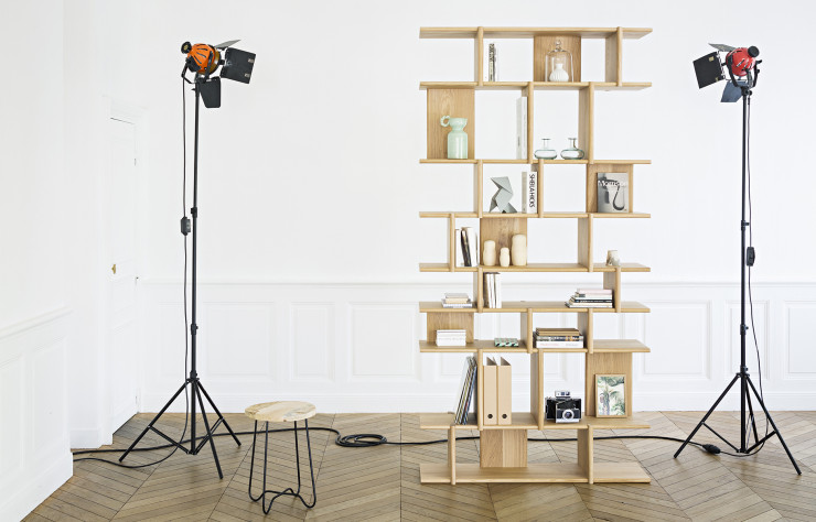 Modifiable en hauteur comme en largeur, la bibliothèque « Tana » peut aussi s’habiller d’éléments verticaux de différentes couleurs.