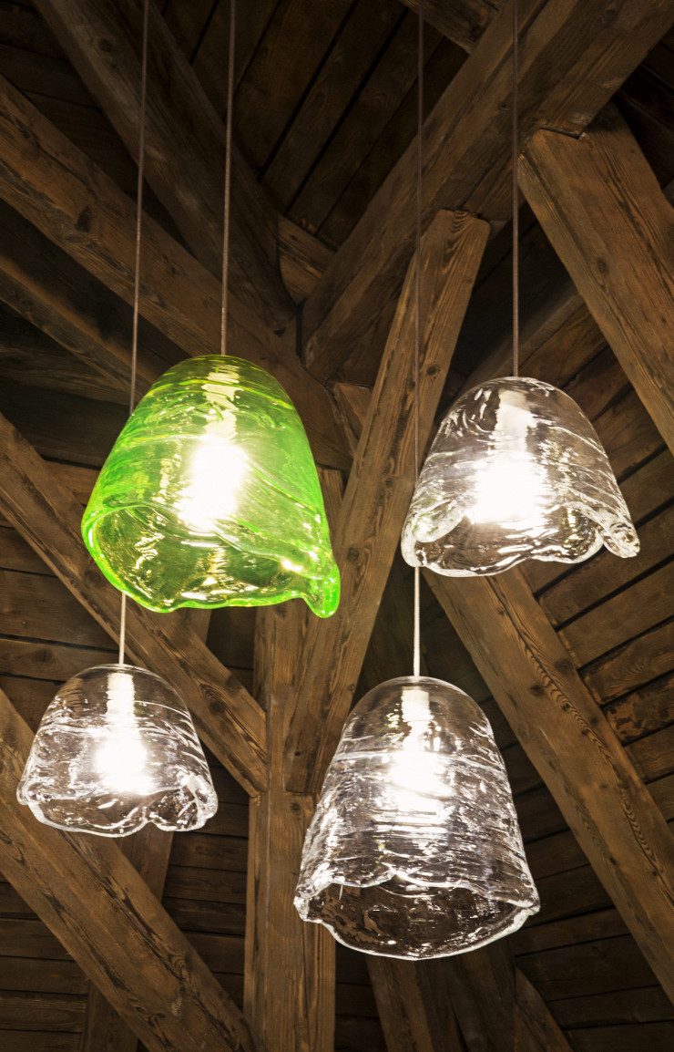 Maxim Velcovský signe également certaines créations Lasvit, dont les lampes « Frozen » (ci-dessus) ou « Memento Mori » exposées au showroom.