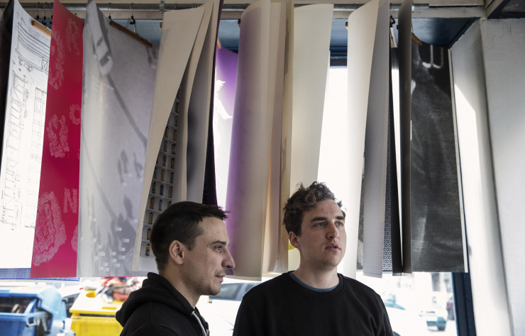 Les fondateurs de PageFive, František Kast et Štepán Soukup, déroulent leurs livres de design, graphisme, art, architecture et photographie en anglais et en tchèque. Ils proposent également des affiches et sérigraphies d’étudiants ou de jeunes diplômés de l’Académie des Arts, d’Architecture et de Design (UMPRUM).