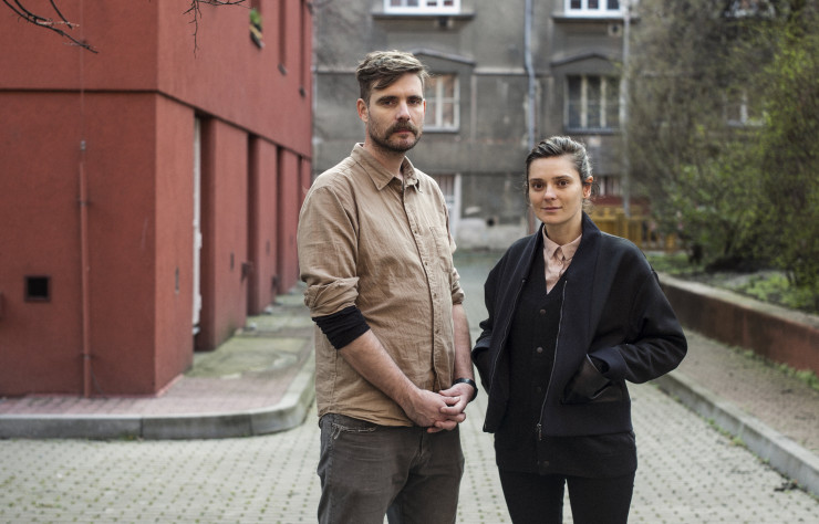 Jakub Jand’ourek et Michaela Tomišková du studio Dechem (8) dans la cour de leur atelier, qui se visite sur rendez-vous (Dechemstudio.com), situé à quelques encablures du Centre privé d’art contemporain DOX.
