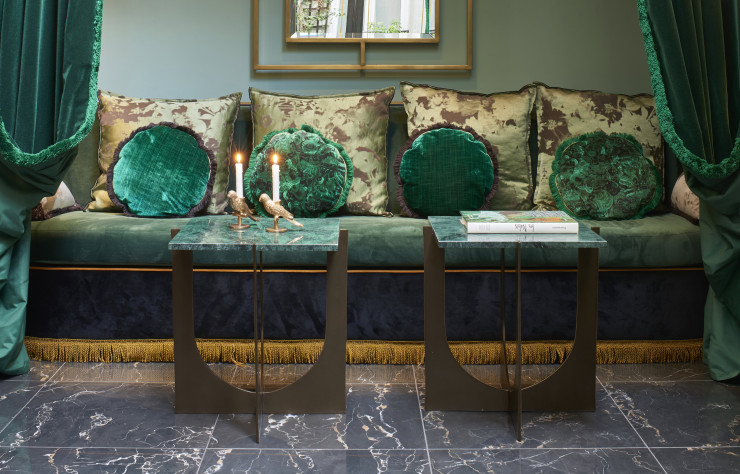 Au fur et à mesure que l’on parcourt le lobby, les bleu roi, indigo et électrique virent au turquoise, presque à l’émeraude.