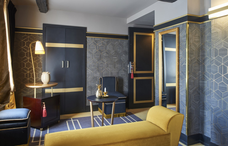Les notes de cuivre de la chambre « Diamant noir » se marient aux textures raffinées des tapisseries.
