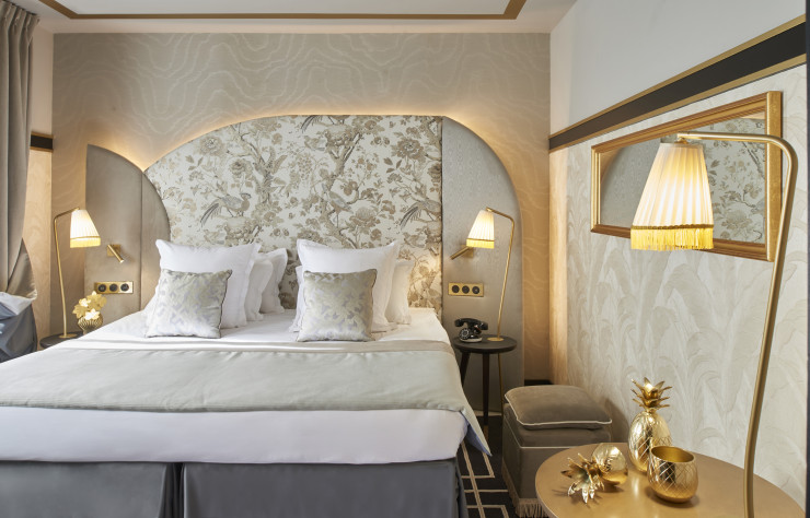 Les abat-jours plissés des lampes détournent les codes historiques des palaces parisiens.
