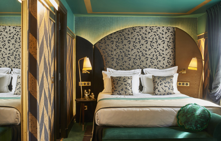 Dans la chambre « Emeraude », les influences végétales et florales laissent place aux motifs graphiques.