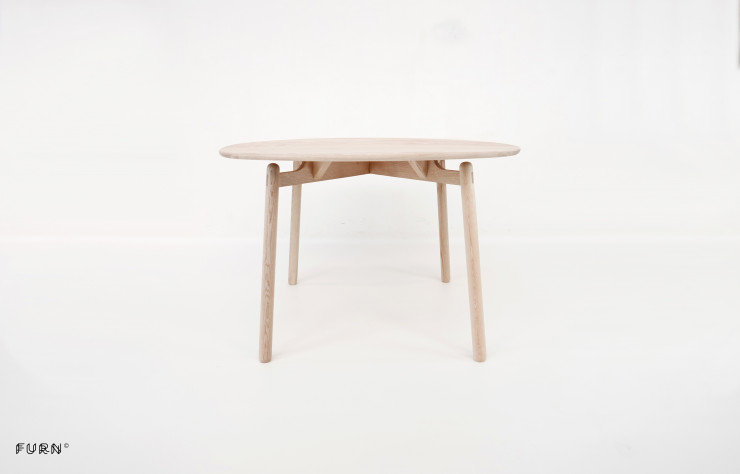 Egalement conçue pour les bureaux de Grand Paris Aménagement, la table « Sophie » est aussi éditée en petite série.