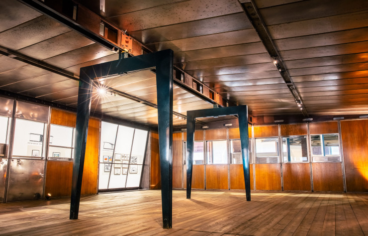 Les structures en acier plié, signatures incontournables de son architecture.
