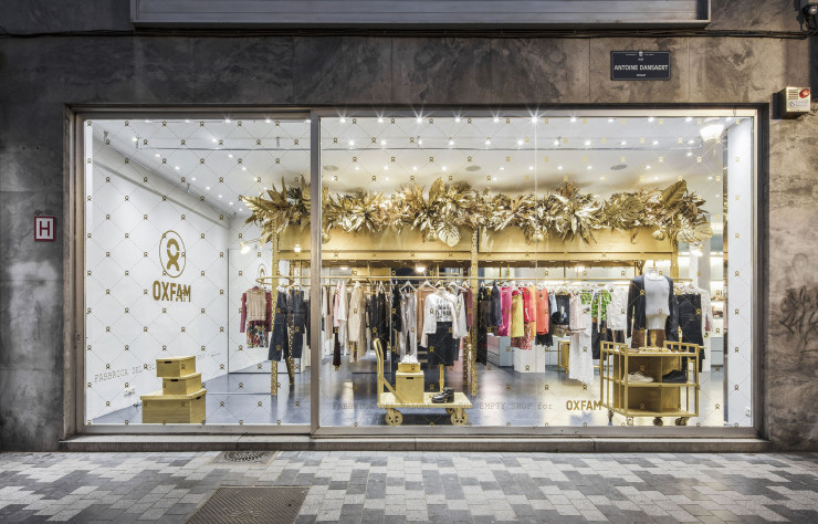 Des boîtes en carton/présentoirs jusqu’aux racks et trolleys, la plupart des objets utilisés sont des outils du quotidien d’Oxfam.