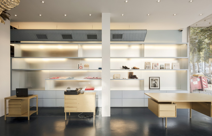 Dans l’entrée, les visiteurs viennent déposer les vêtements dont ils se séparent. Tout, lumière comprise, est fait pour valoriser autrement le don.