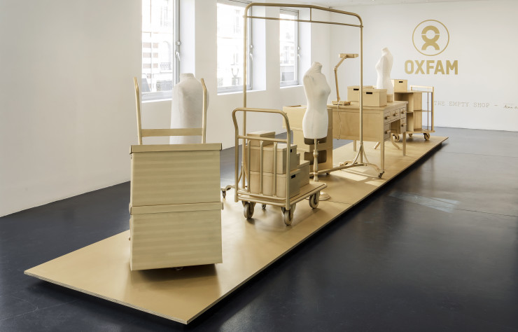 A l’étage, les vêtements reçus chaque jour sont exposés comme dans une boutique de luxe. C’est beau, mais on peut toucher !