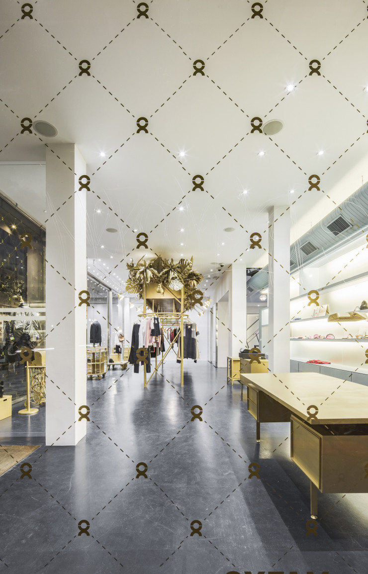 Sur les vitrines, Alain Gilles a joué la carte de la logomania appliquée à OXFAM.