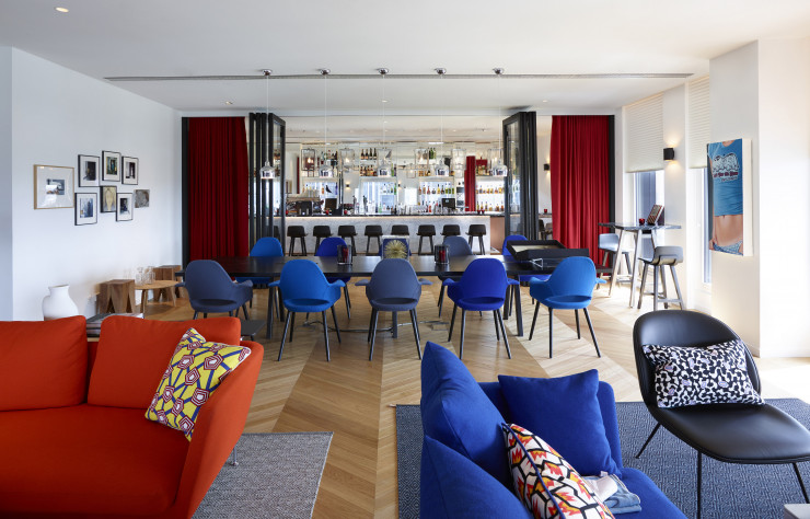 Dans la continuité d’un salon ouvert aux clients toute la journée, le « sky bar » accueille également les visiteurs de passage le soir venu.