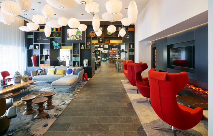Le lobby du CitizenM Gare de Lyon donne la tonalité.