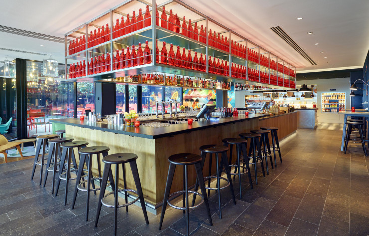 Imposant, le bar du lobby distingue les espaces de restauration d’un troisième salon.
