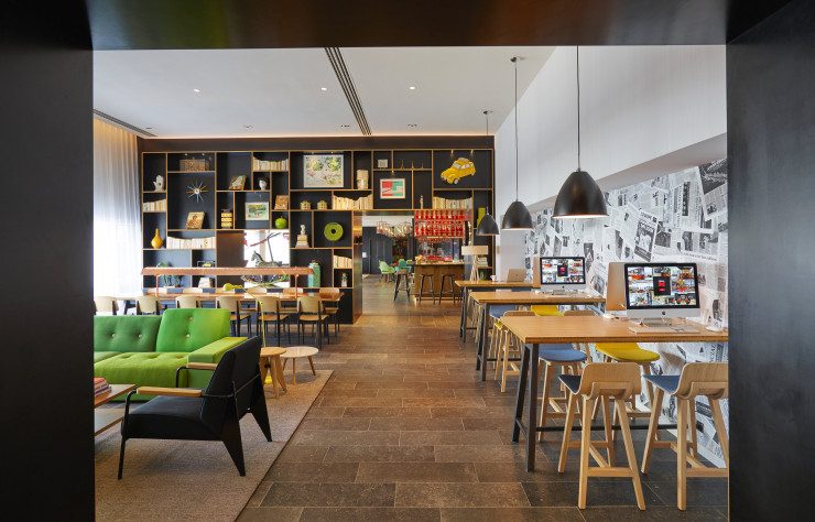 Succédant au premier salon, un espace de co-working assure la transition avec le bar du lobby.