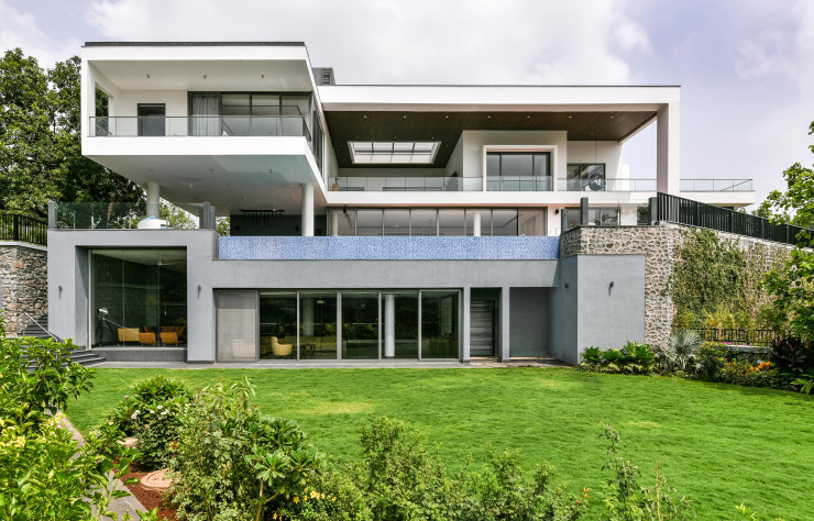 Superposés, les trois niveaux de la villa répondent à la forte déclivité du terrain.