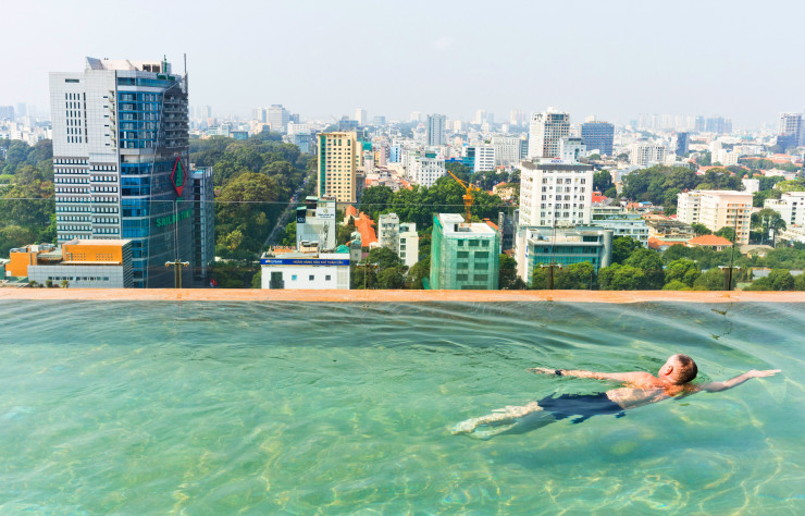 La piscine avec vue de l’Hôtel des Arts.