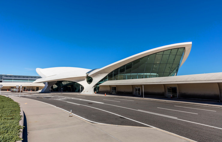 Le bâtiment de Saarinen et ses ailes de béton.