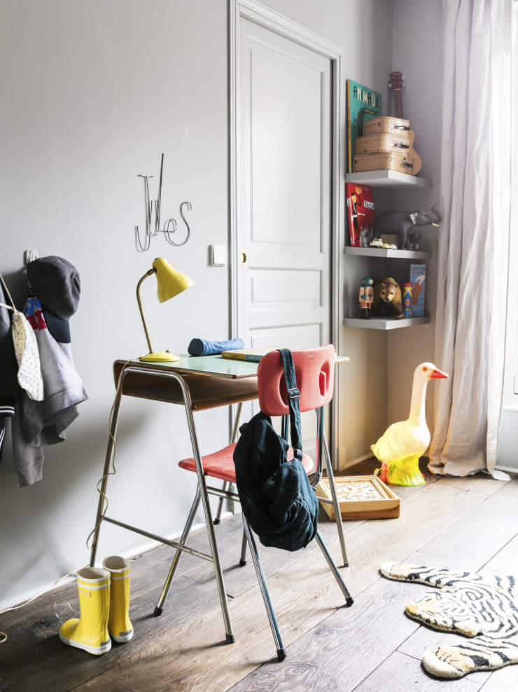 Jules fera ses devoirs sur un bureau signé Arne Jacobsen, une pièce rarissime chinée par Merci en Finlande. Prénom en métal de Zoé Rumeau.