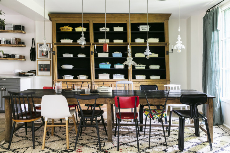 Dans la salle à manger, chacun choisit sa chaise ! Soigneusement rangée dans le buffet, la collection personnelle de Daniel Rozensztroch de terrines à harengs.