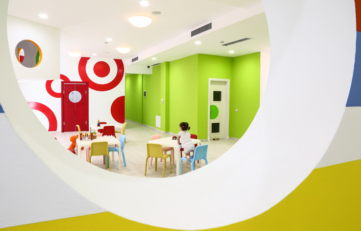 Dans la crèche BimBamBum, les couleurs des chaises répondent à celles des murs…