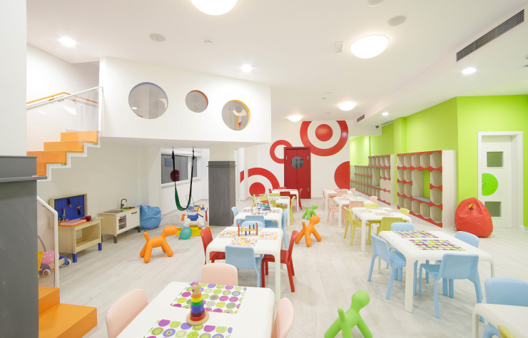 La crèche BimBamBum à Tirana (Albanie), ses chaises Snow (Pedrali) et ses chiots Puppy d’Eero Aarnio (Magis).