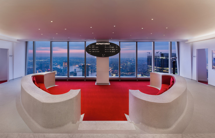 Le tableau des départs et la skyline new-yorkaise.