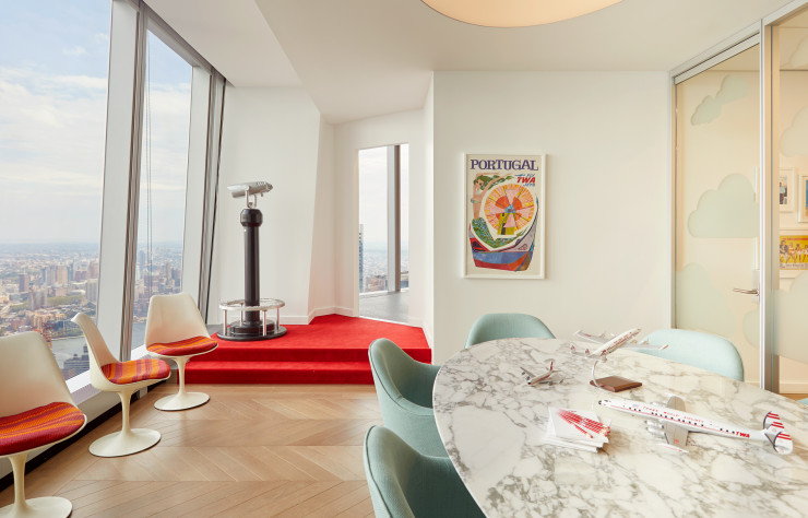 Dans le lounge, le mobilier de Saarinen est bien évidemment en vedette.