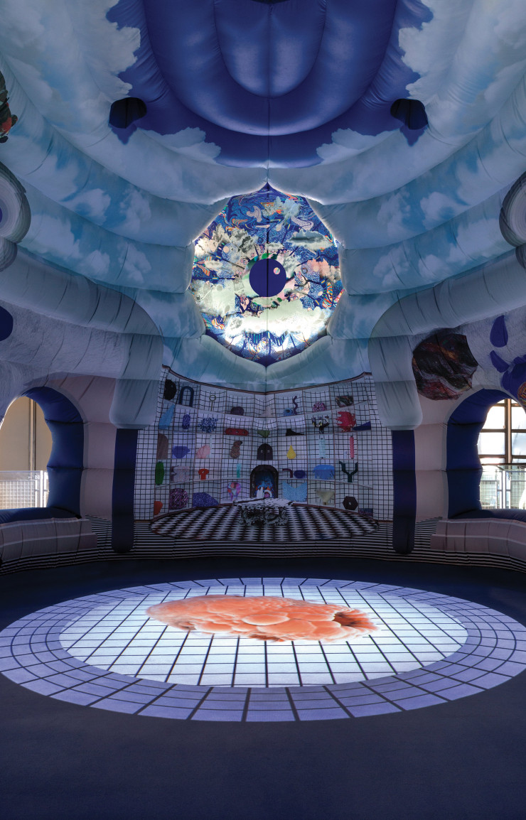 Sous la structure gonflable, la discothèque pour petit… Le répit après tant de création.