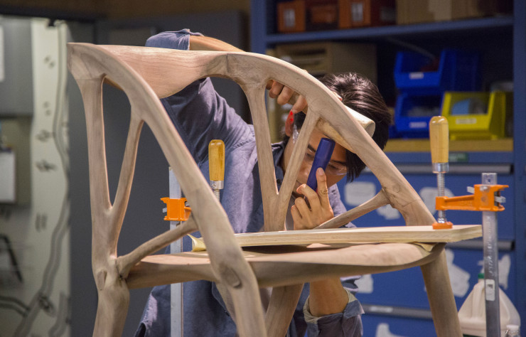 Résultat, l’Elbo Chair, une pièce derrière laquelle la main de l’homme garde le beau rôle.