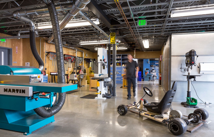 Chez Autodesk, le leader des programmes de création numérique, à San Francisco. Dans ce FabLab, le design est en train de connaître une petite révolution grâce à la puissance conjuguée de l’intelligence artificielle, des imprimantes 3D et des découpeuses numériques de dernière génération