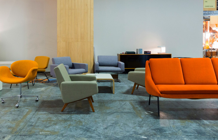 Aperçu d’un stand spécialisé dans les créateurs français d’après-guerre lors de la 36e édition des Puces du design.