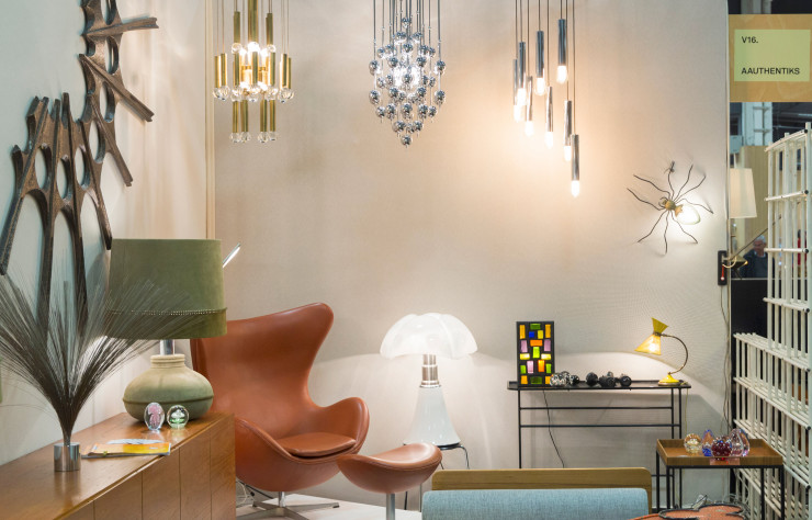 Mobilier, luminaires et objets décoratifs se mélangent sur les stands des quelque 70 exposants.
