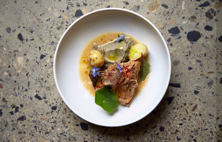 Epaule de porc, aubergines fumées et pommes de terre nouvelles.