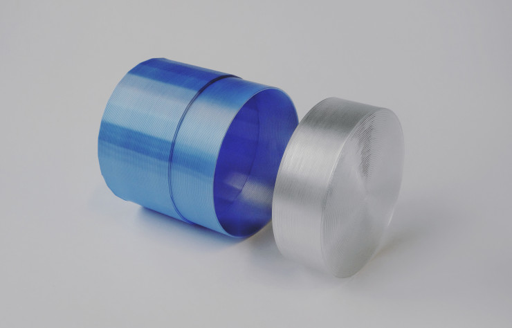 Avec la possibilité de combiner deux coloris sur chaque pièce, la collection offre des variations illimitées.