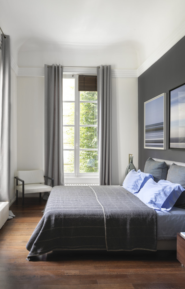 Une série de photos de Florian Müller apporte une note de douceur à la chambre, tout comme...